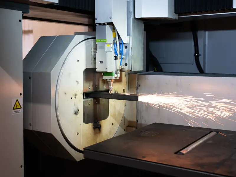 Jiskry při řezání ocelového profilu na 3D laseru