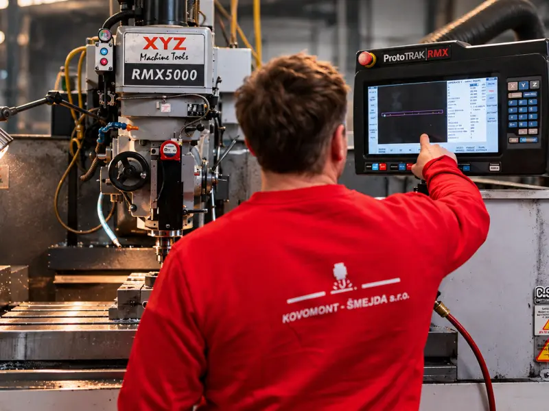Pracovník Kovomont Šmejda u CNC frézky