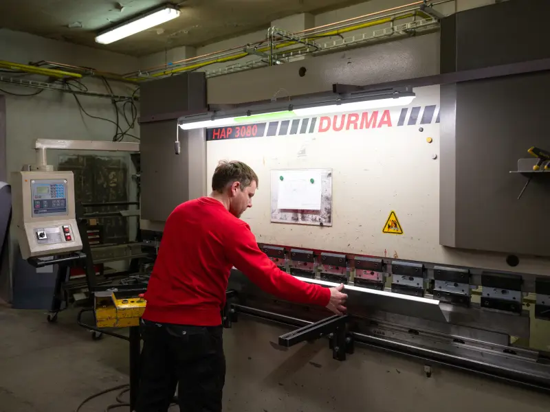 Pracovník u ohraňovacího lisu Durma HAP 3080