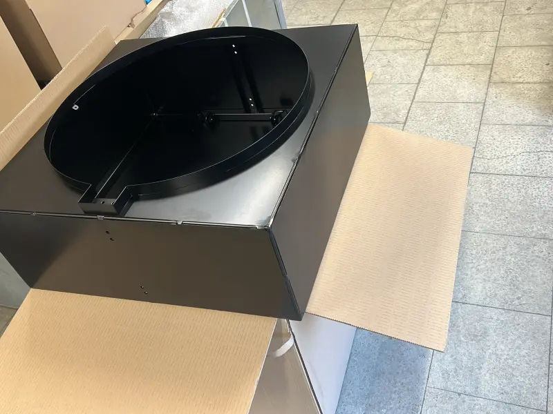 Černý práškově lakovaný plechový box s kruhovým otvorem