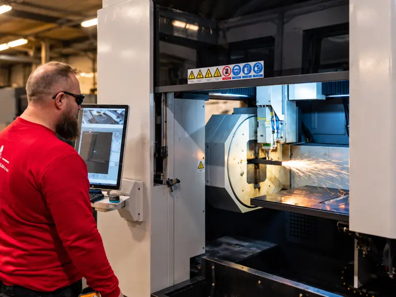 Obsluha 3D laseru při řezání ocelového profilu